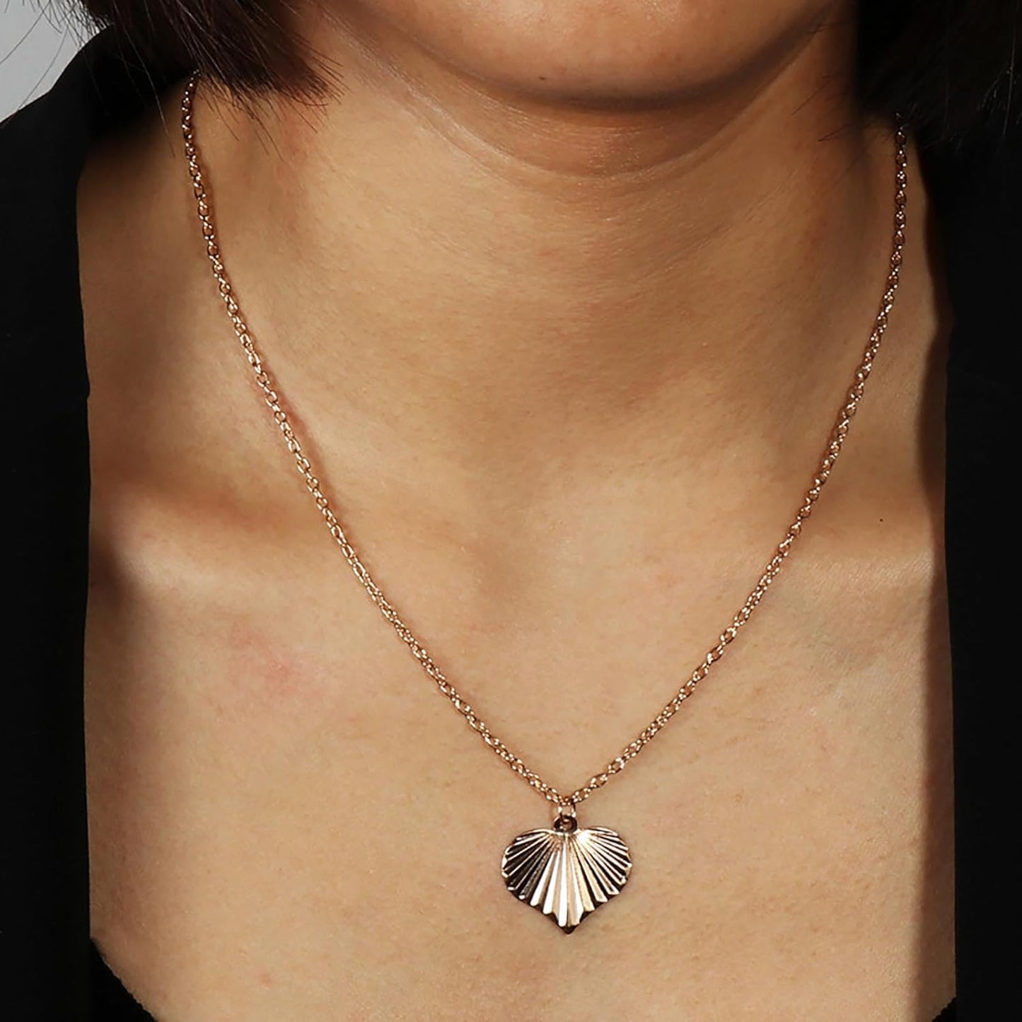 Boho Heart Pendant Necklace Gold Heart Necklace Vintage Heart Love Pendant Necklace Textured Heart Chain Necklace Minimalist Heart Charm Necklace Jewelry for Women and Girls