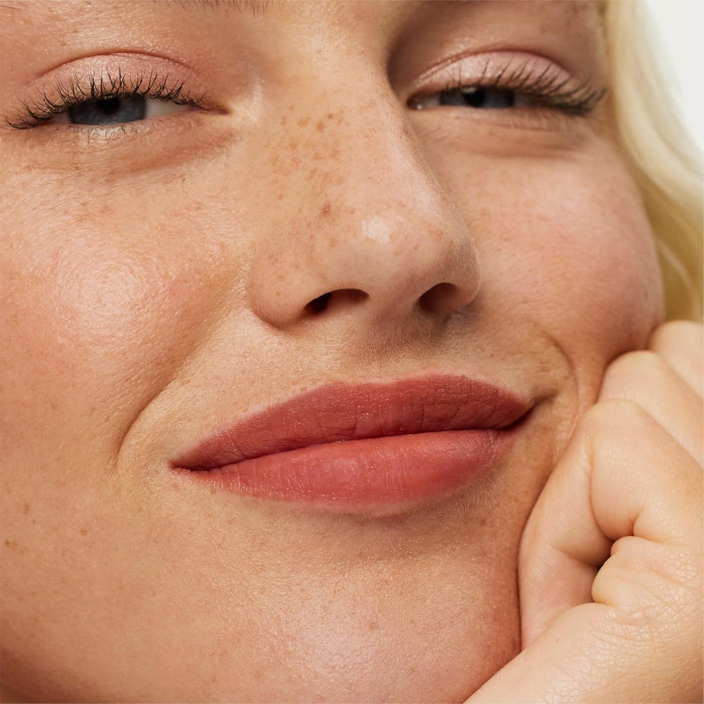 ILIA - Lip Sketch Hydrating Crayon | Hydrate, Plump, Smooth, Strengthen | Long Lasting up to 12-Hours, Bleed-Resistant, Soft-Matte | Barrier-Building, Non-Toxic, Cruelty-Free (Earthen)